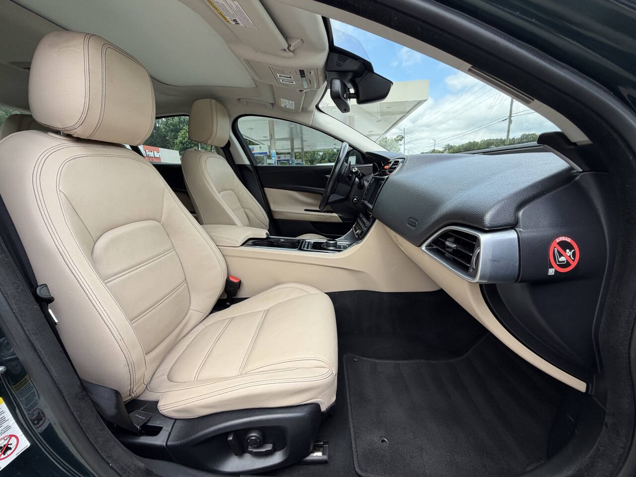 Used 2017 Jaguar XE Prestige RWD image 7