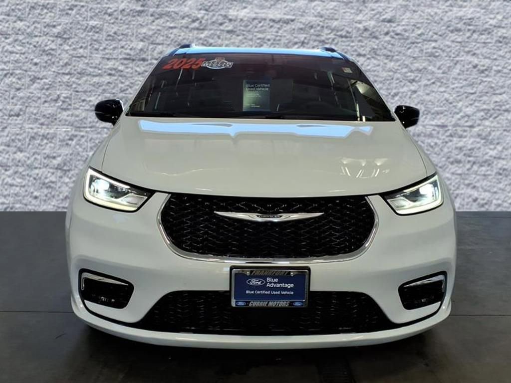 Used 2025 Chrysler Pacifica Select image 2