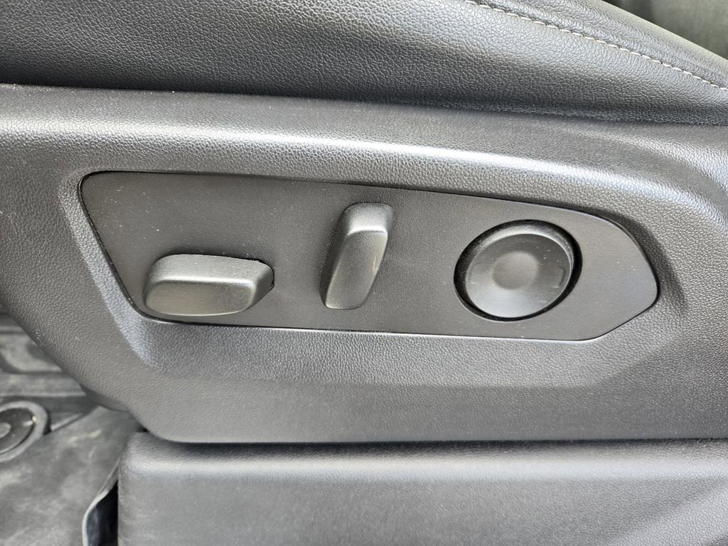 Used 2025 GMC Sierra 3500 SLT w/ SLT Convenience Package image 13