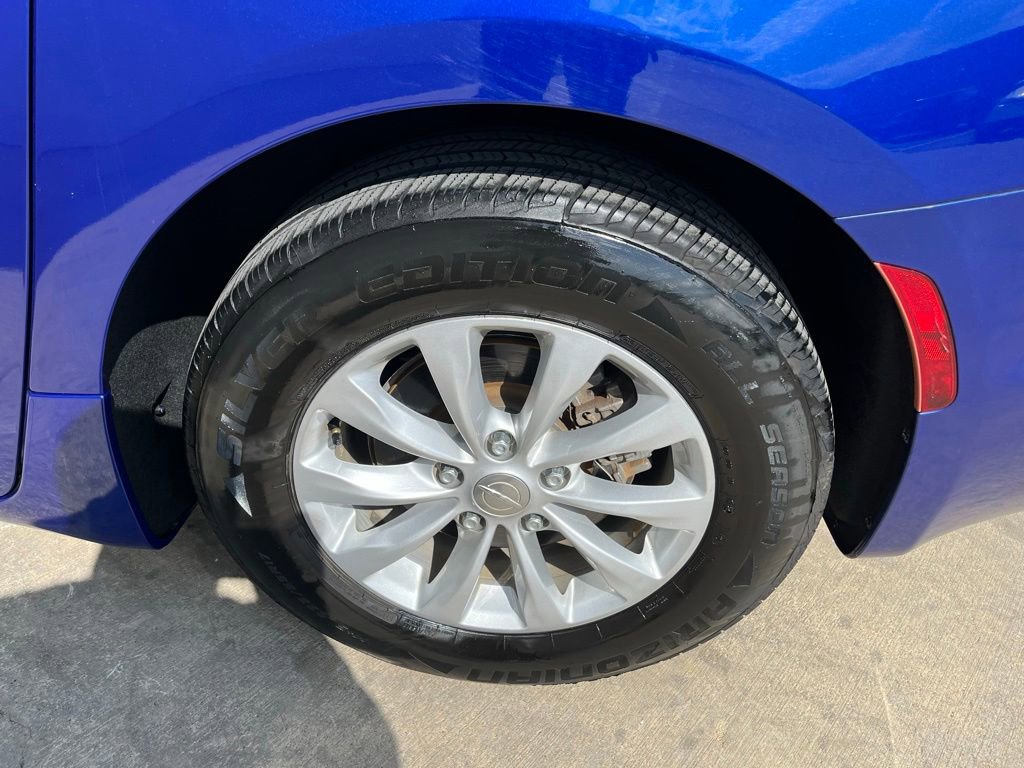Used 2018 Chrysler Pacifica Touring Plus FWD image 9