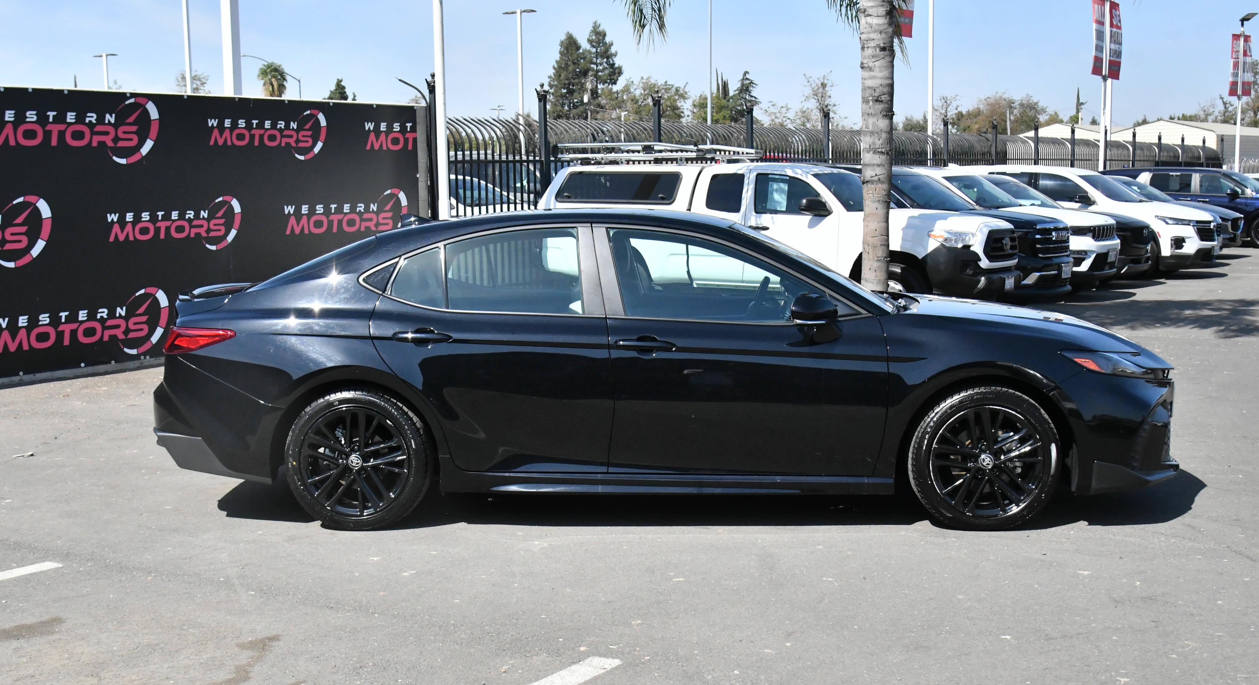 Used 2025 Toyota Camry SE FWD image 9