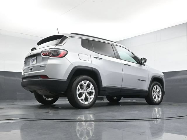 Used 2024 Jeep Compass Latitude AWD/4WD image 29