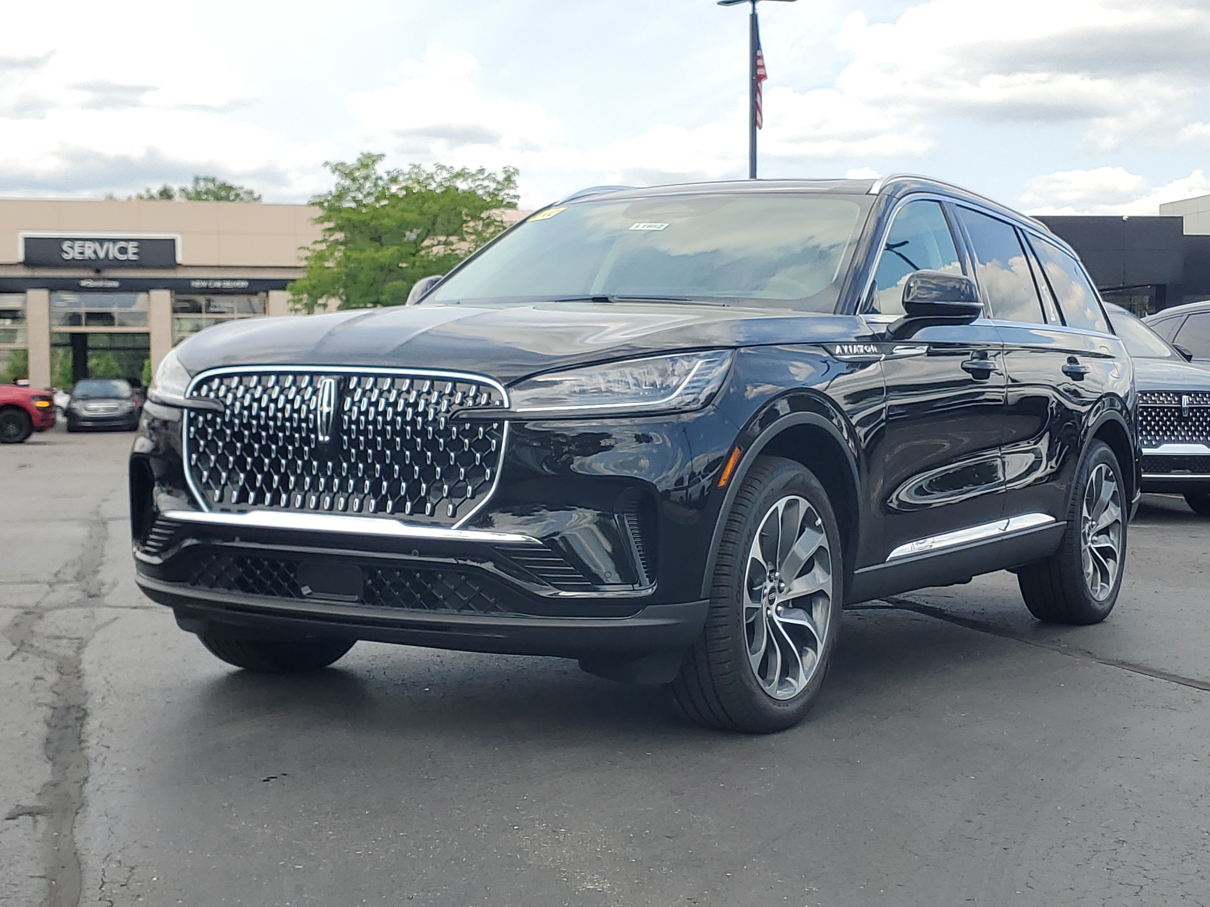 New 2026 Lincoln Aviator AWD image 2