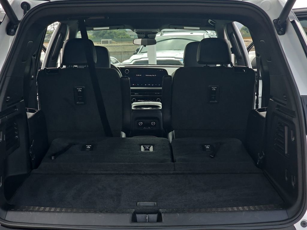 Used 2025 Chevrolet Traverse LT FWD image 13