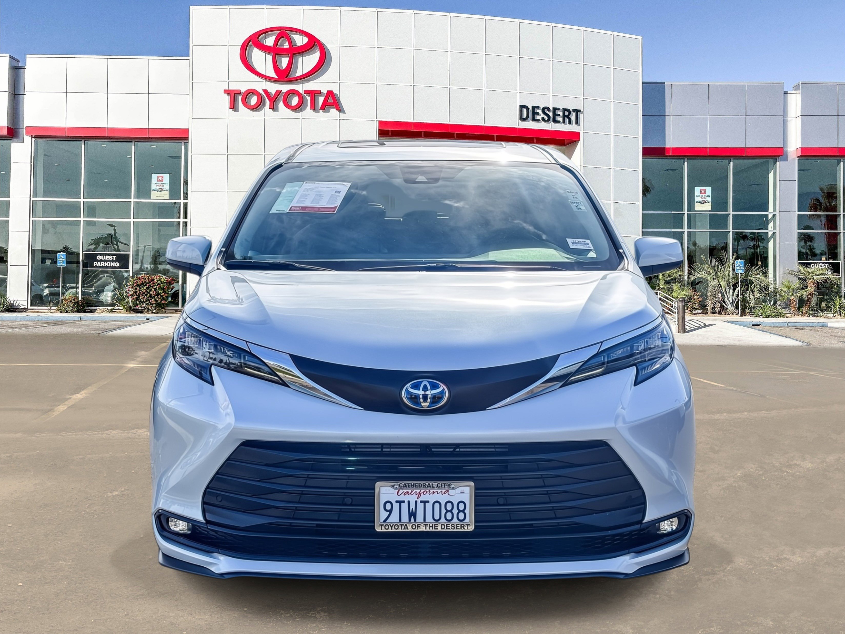 Used 2025 Toyota Sienna XLE image 2