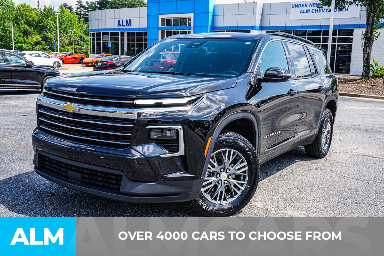 Used 2025 Chevrolet Traverse LT FWD image 2
