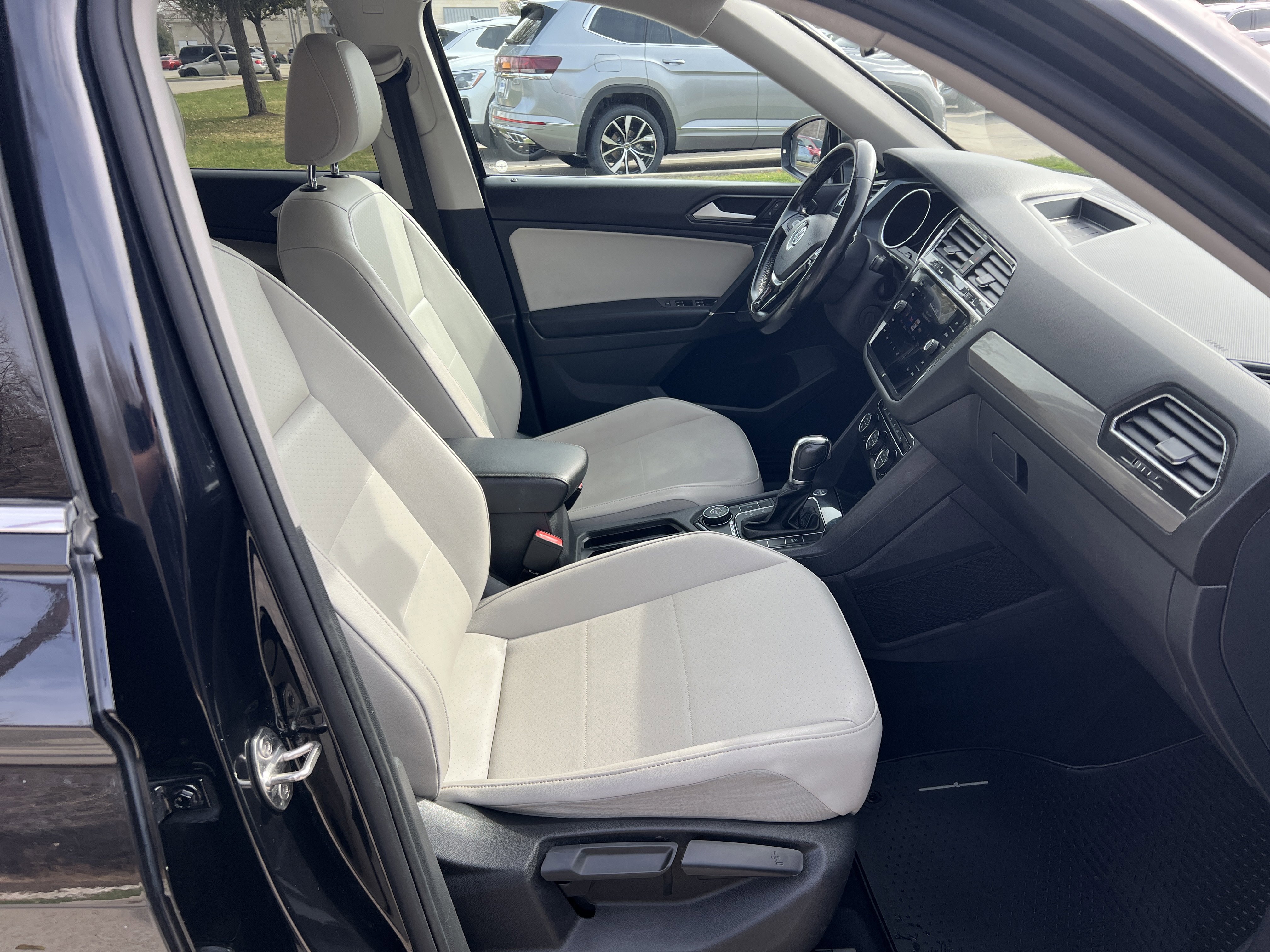 Used 2018 Volkswagen Tiguan SE w/ 18" Alloy Wheels Package image 28