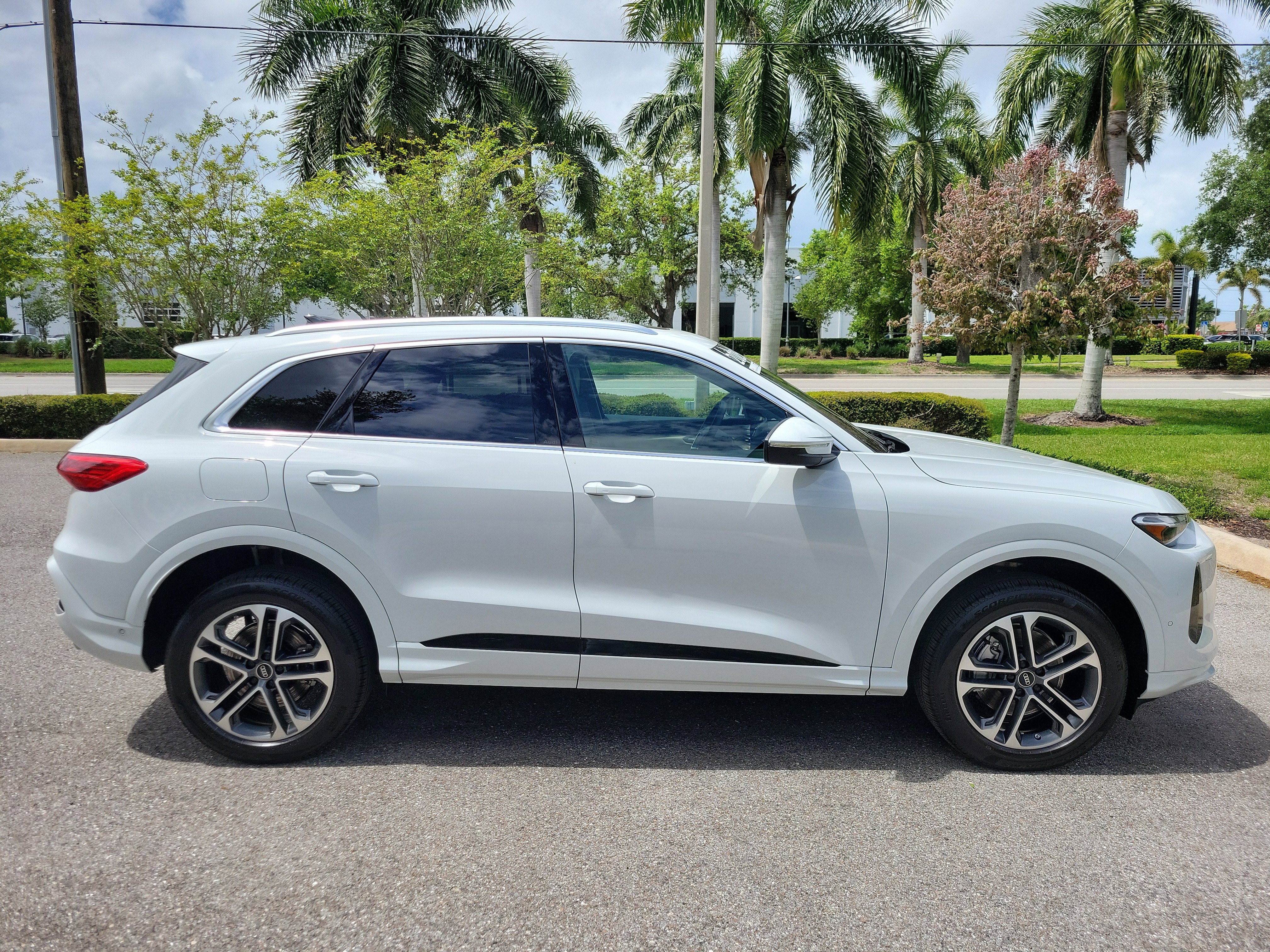 Certified 2025 Audi Q5 Premium w/ Convenience Package AWD/4WD image 3
