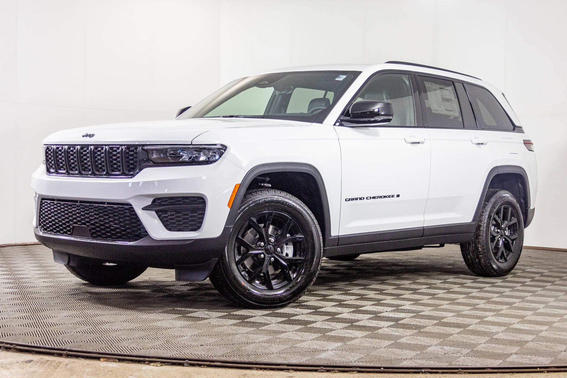 New 2025 Jeep Grand Cherokee Altitude image 2