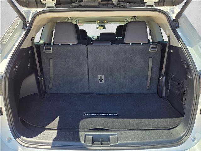 Used 2024 Toyota Highlander LE AWD/4WD image 6