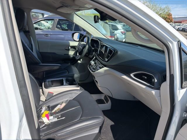 Used 2024 Chrysler Pacifica Select image 10