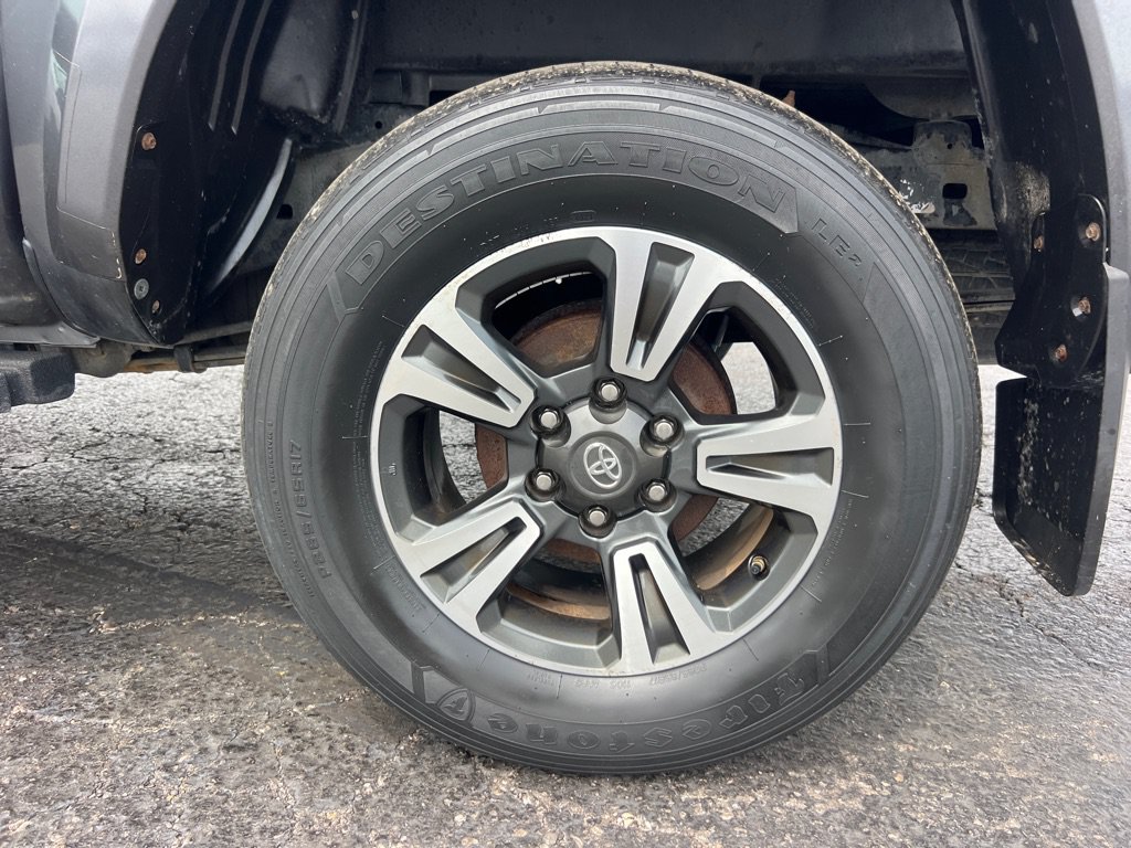 Used 2018 Toyota Tacoma TRD Sport AWD/4WD image 26