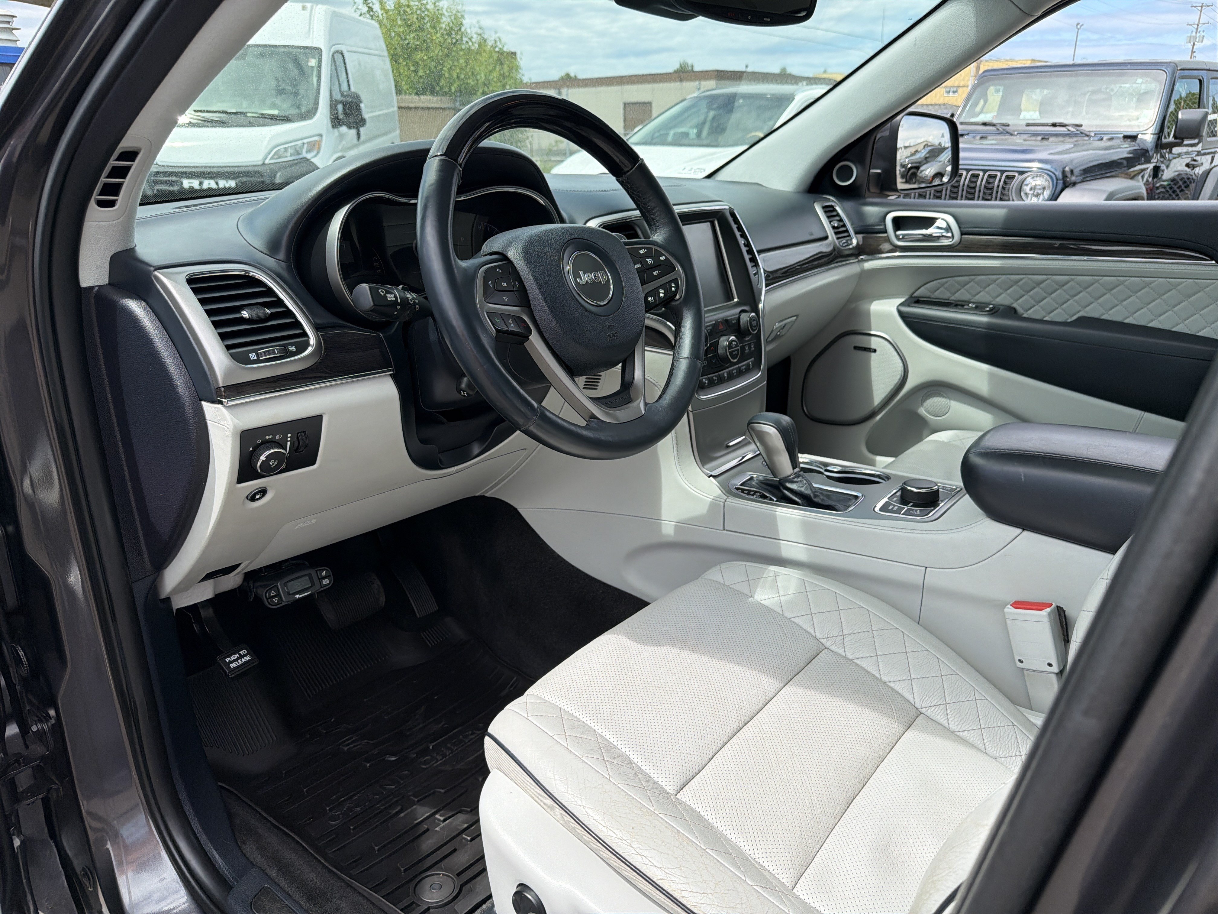 Used 2017 Jeep Grand Cherokee Summit AWD/4WD image 9