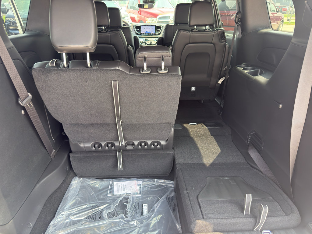 New 2026 Chrysler Pacifica Select w/ S Appearance Package FWD image 37