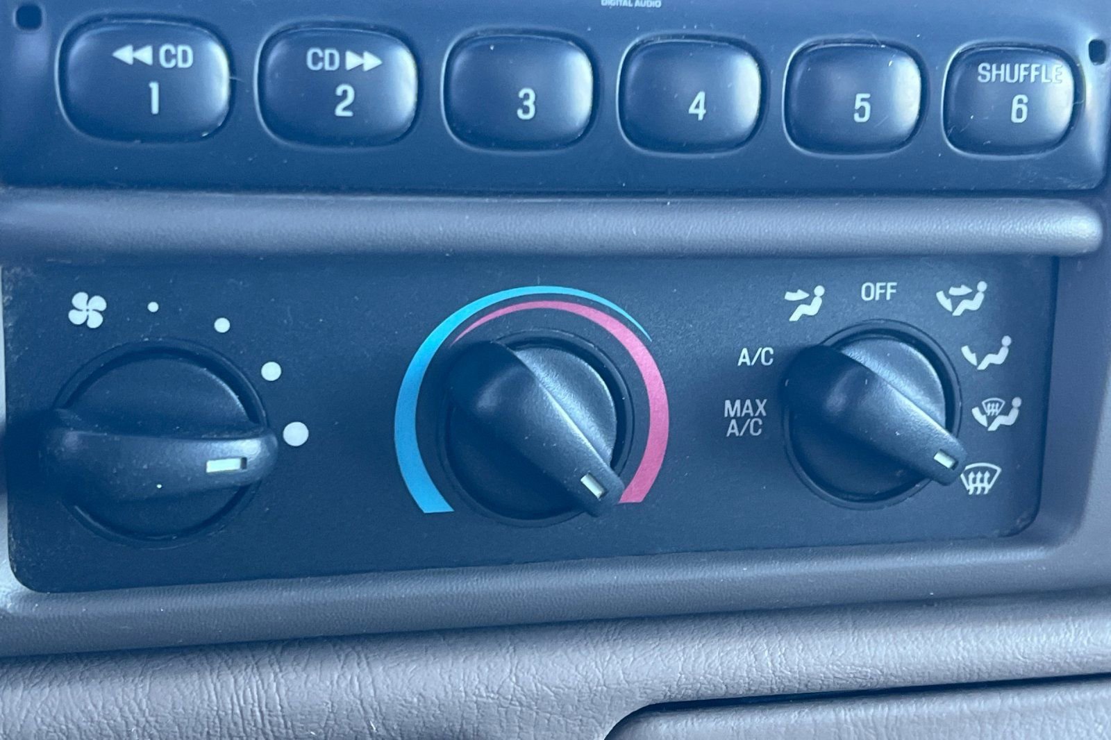 Used 2004 Ford F350 Lariat AWD/4WD image 19