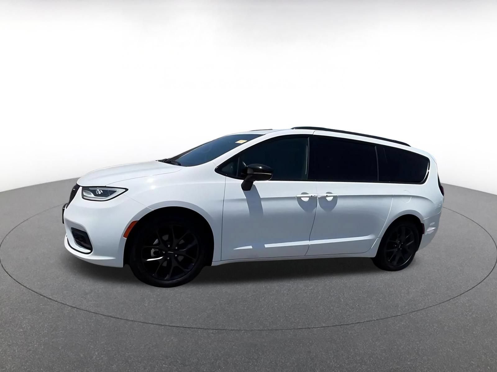Used 2025 Chrysler Pacifica Limited FWD image 8