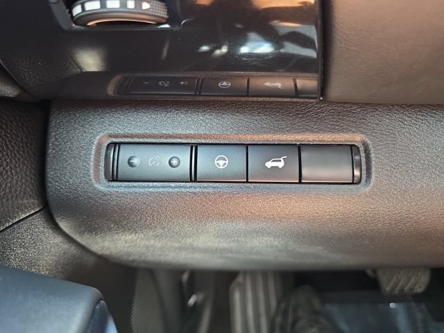 Used 2025 Nissan Pathfinder SV FWD image 24