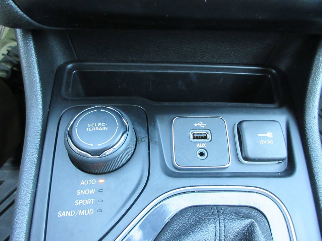 Used 2019 Jeep Cherokee Limited w/ Luxury Group image 32