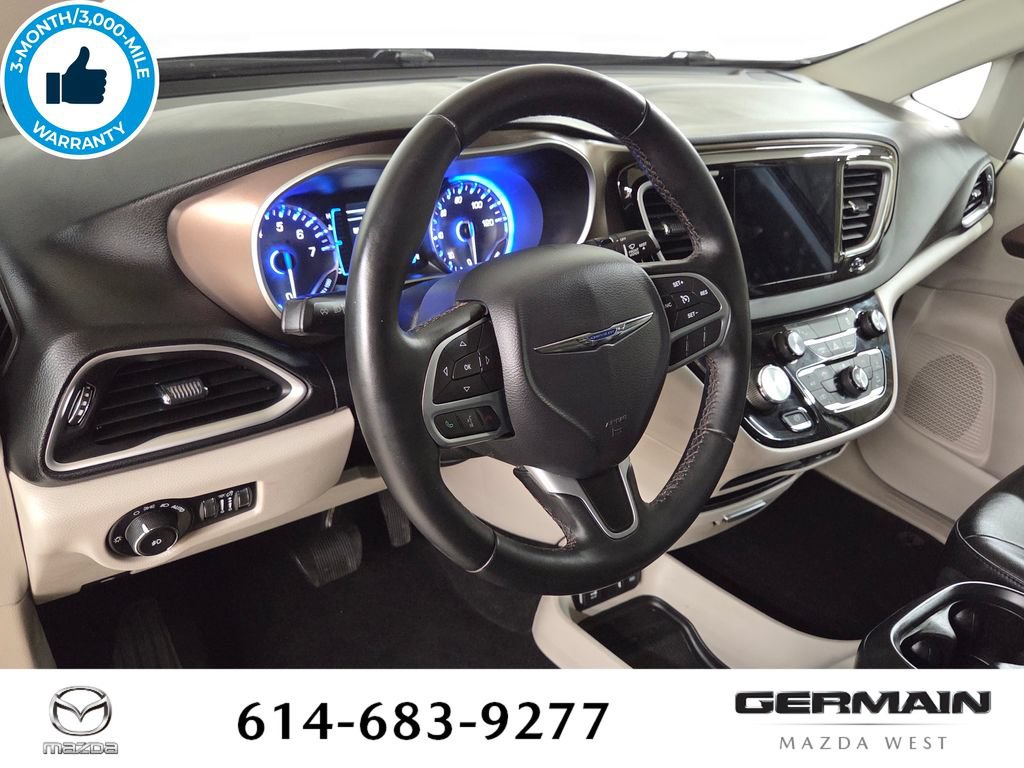 Used 2017 Chrysler Pacifica Touring-L FWD image 19