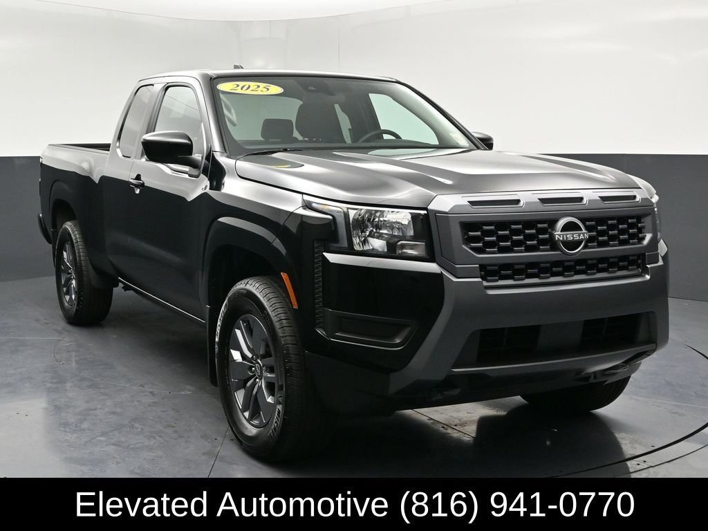 Used 2025 Nissan Frontier SV image 1