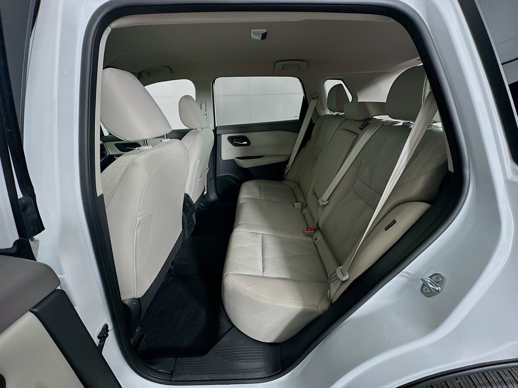 Used 2025 Nissan Rogue SV image 28