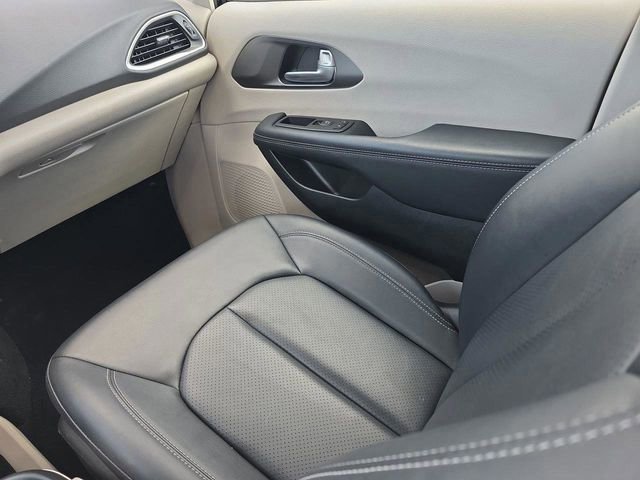 Certified 2024 Chrysler Pacifica Touring-L image 21