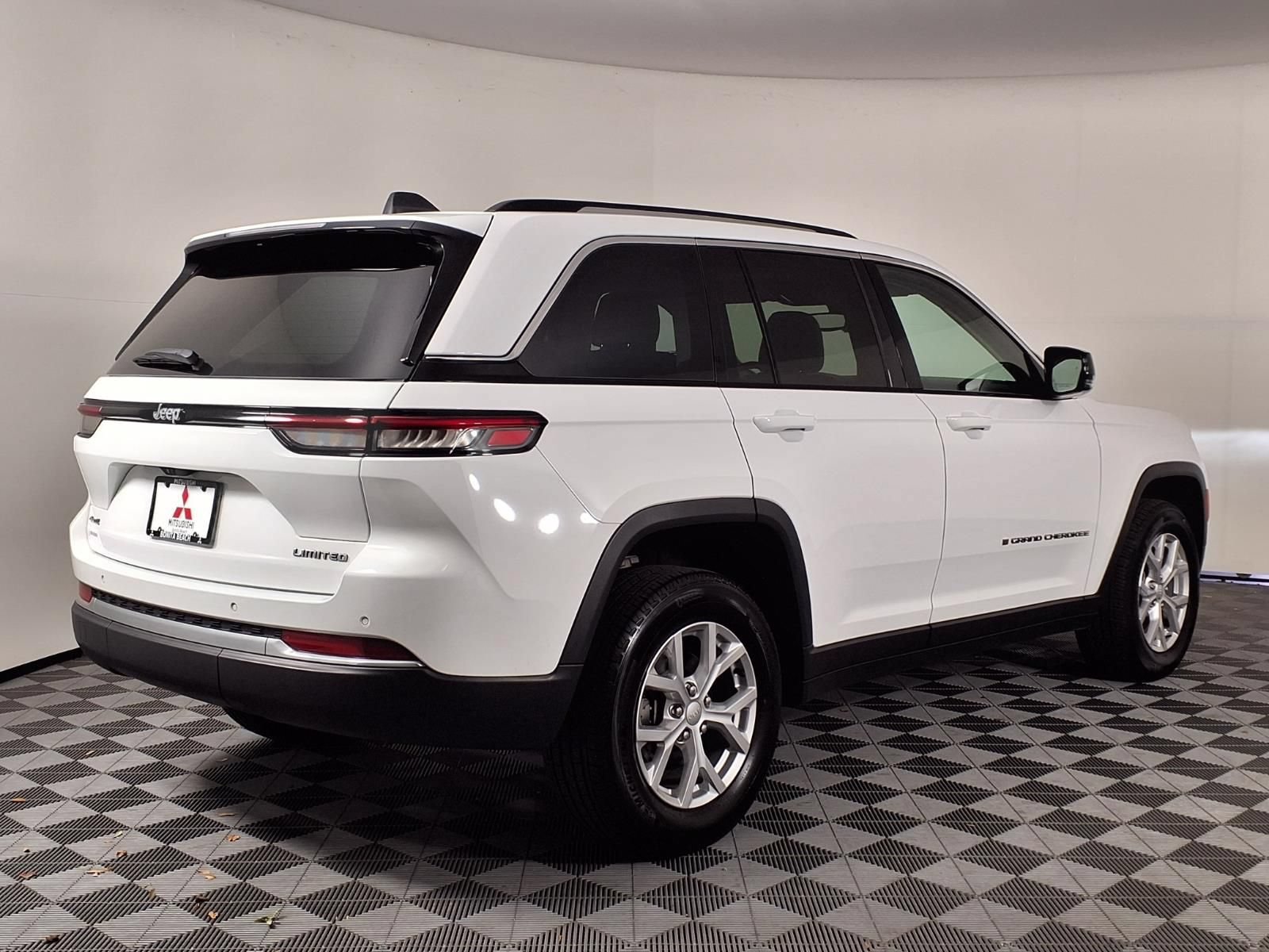 Used 2024 Jeep Grand Cherokee Limited AWD/4WD image 31