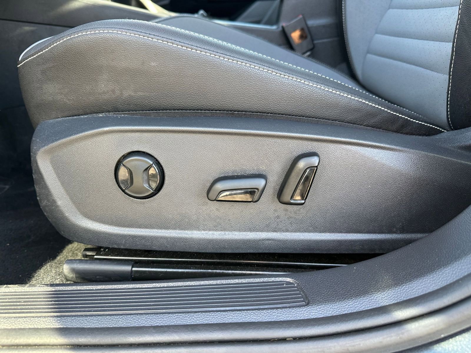 Used 2025 Volkswagen Jetta SE image 23