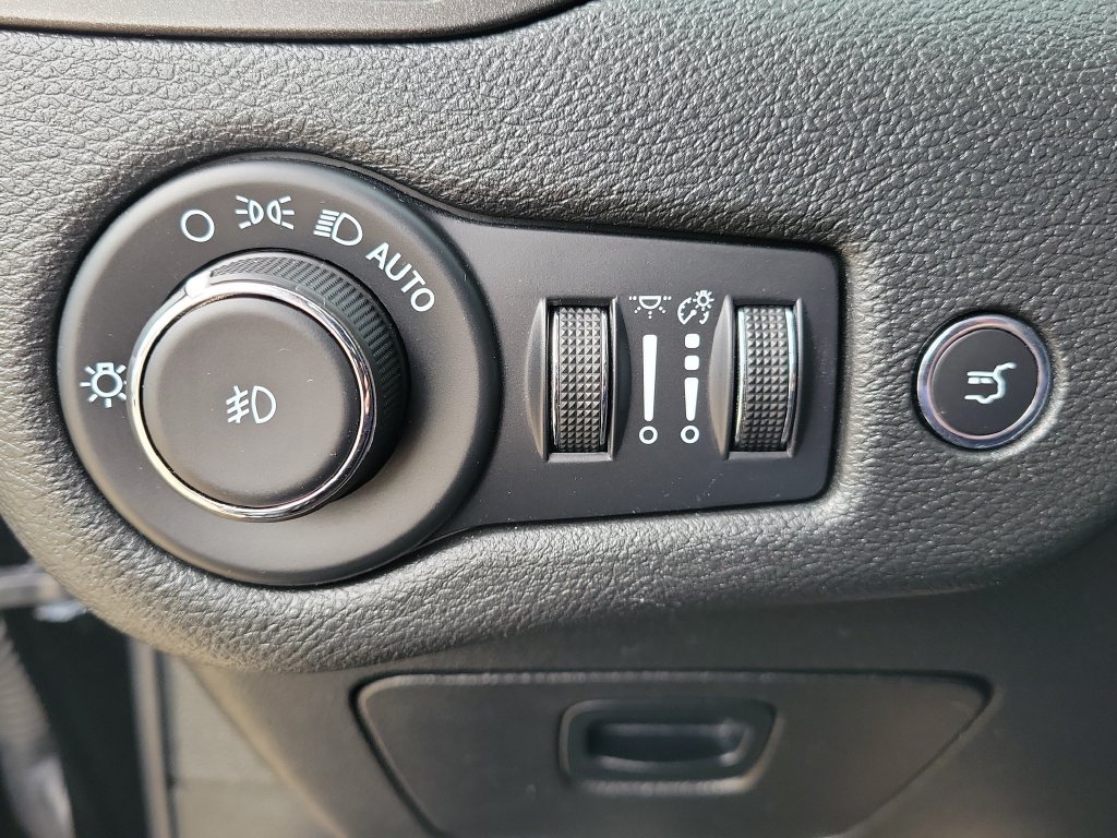 Used 2023 Jeep Cherokee Trailhawk w/ Sun & Sound Group AWD/4WD image 33