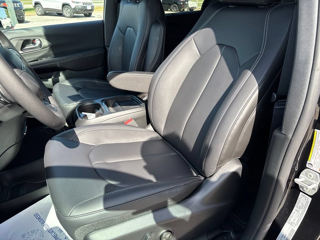 New 2027 Chrysler Pacifica Select FWD image 33