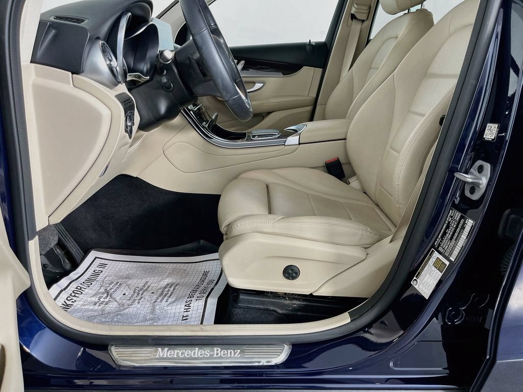 Used 2021 Mercedes-Benz GLC 300 w/ Premium Package image 27