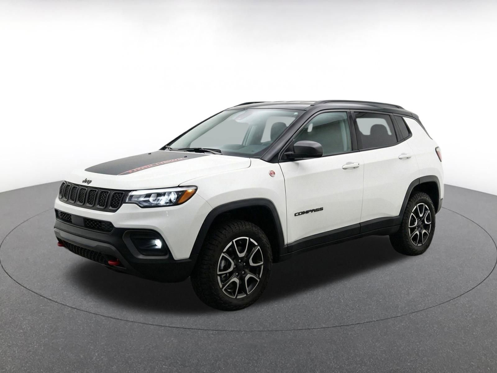 Used 2025 Jeep Compass Trailhawk AWD/4WD image 3