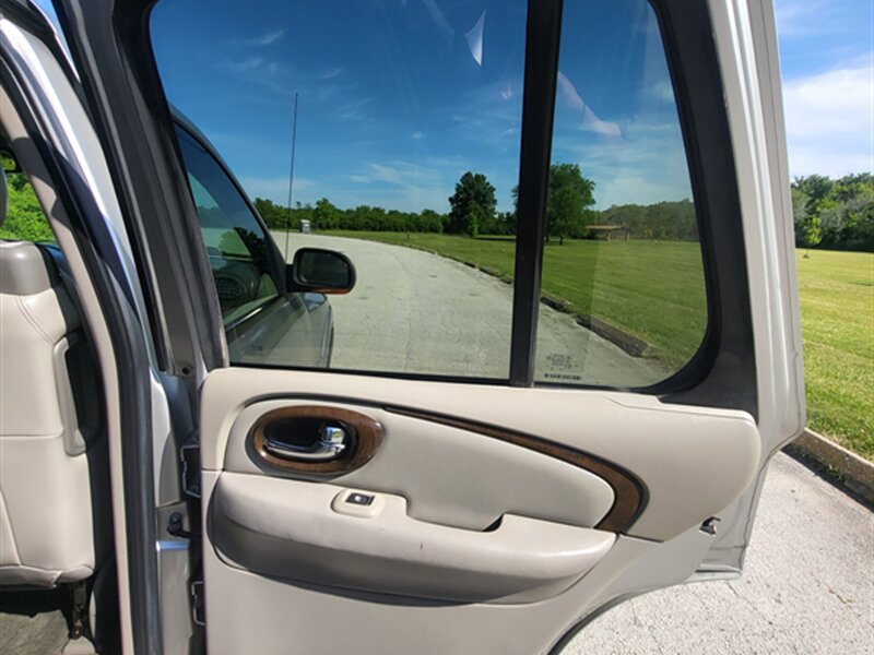 Used 2004 Buick Rainier CXL w/ Convenience Package AWD/4WD image 28