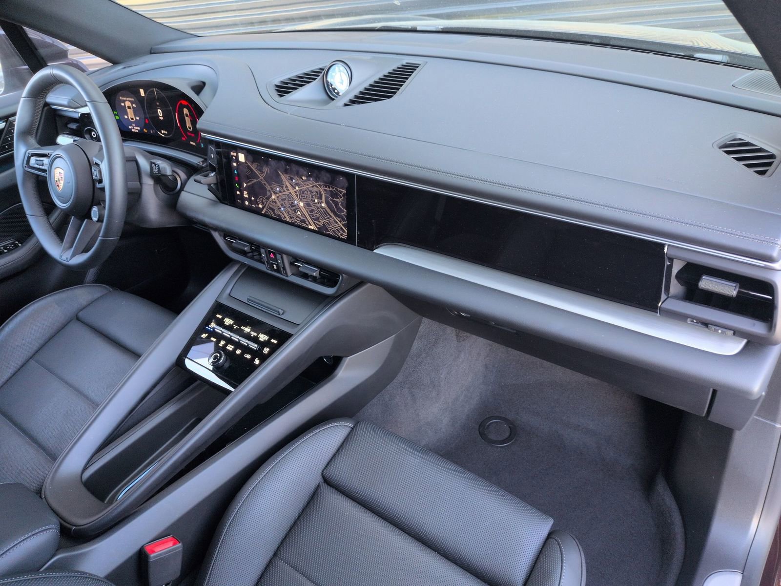 Certified 2025 Porsche Macan 4 Electric image 27