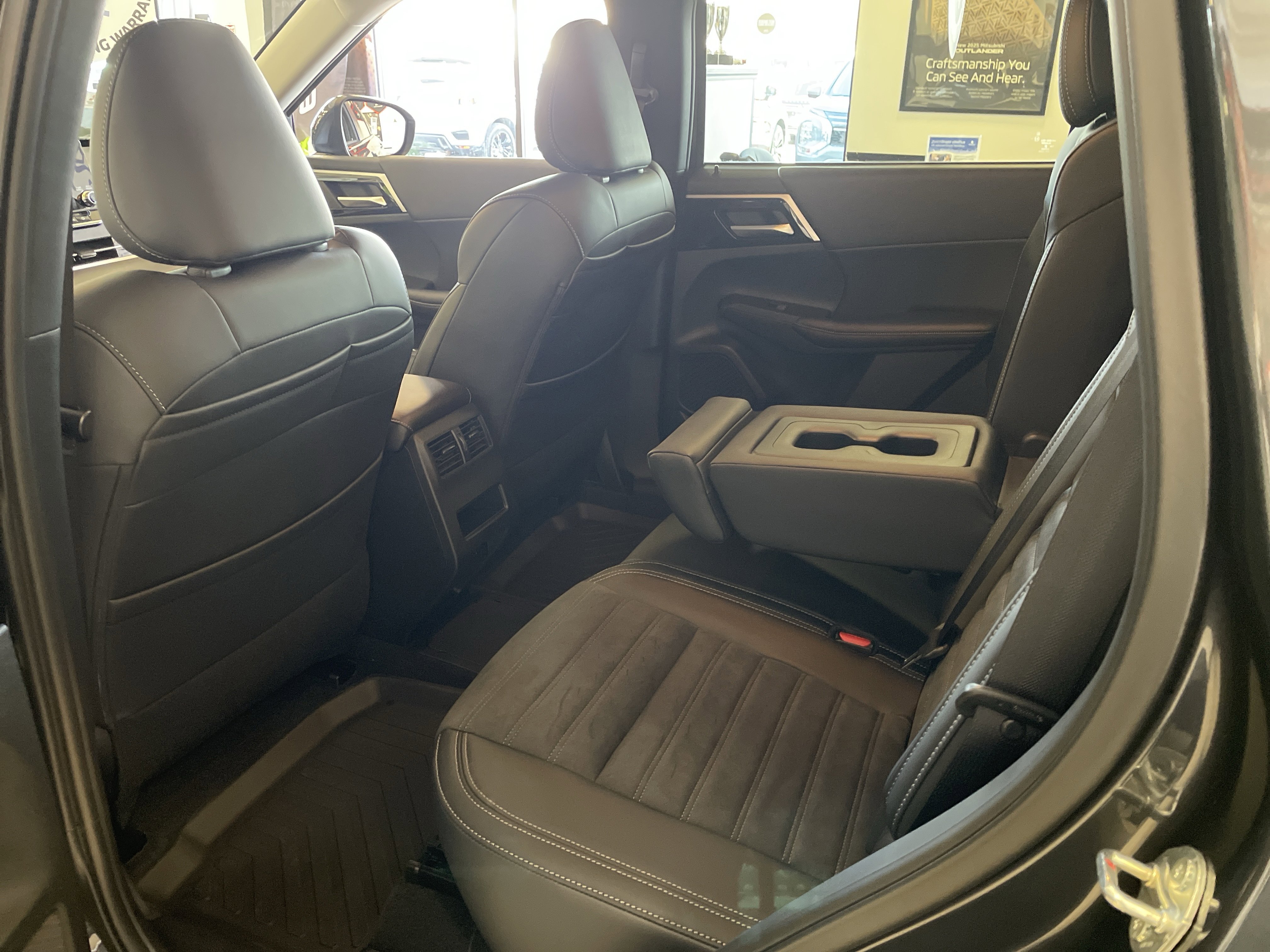 New 2025 Mitsubishi Outlander SE image 15