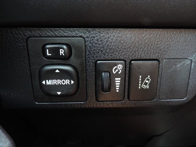 Used 2018 Toyota RAV4 LE FWD image 25