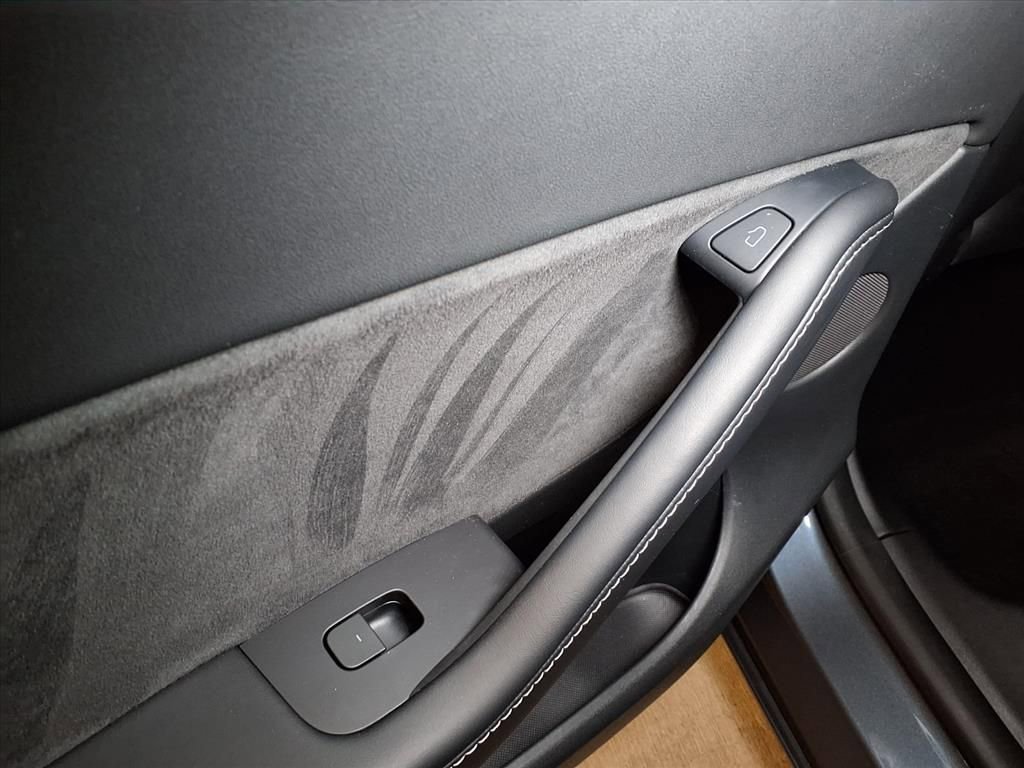 Used 2022 Tesla Model Y Performance image 16