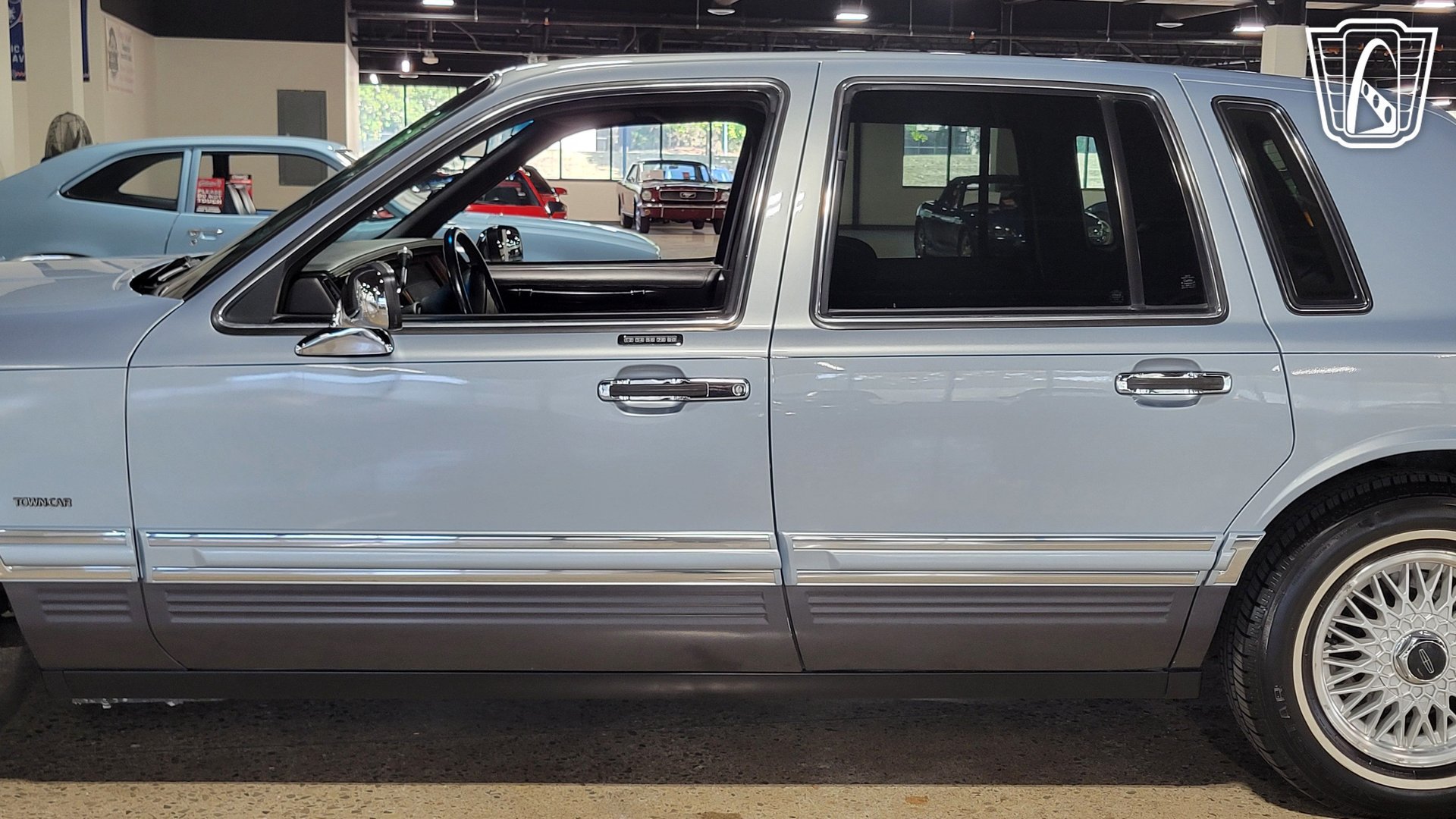 Used 1993 Lincoln Town Car Signature RWD image 25