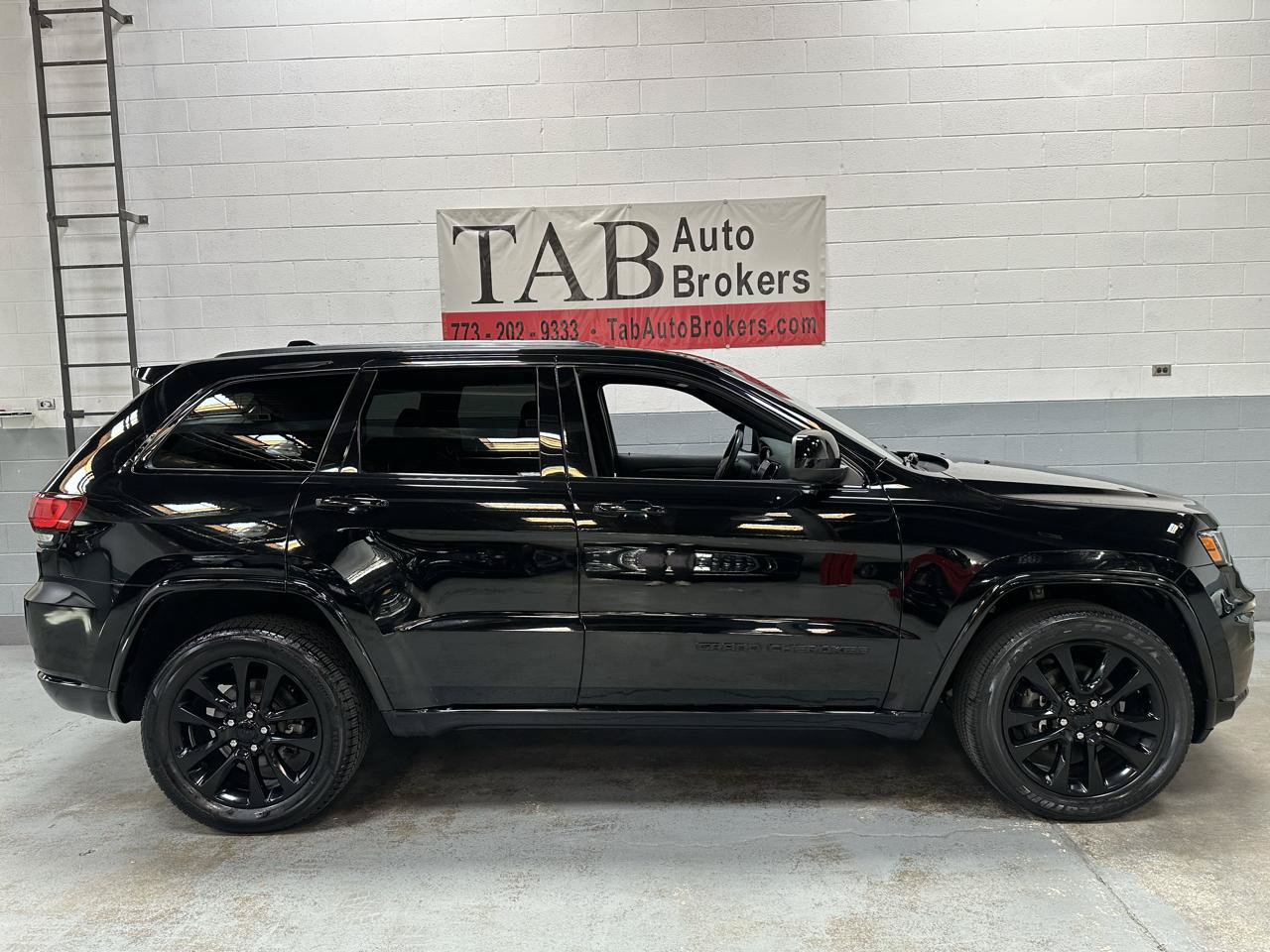 Used 2019 Jeep Grand Cherokee Altitude AWD/4WD image 2