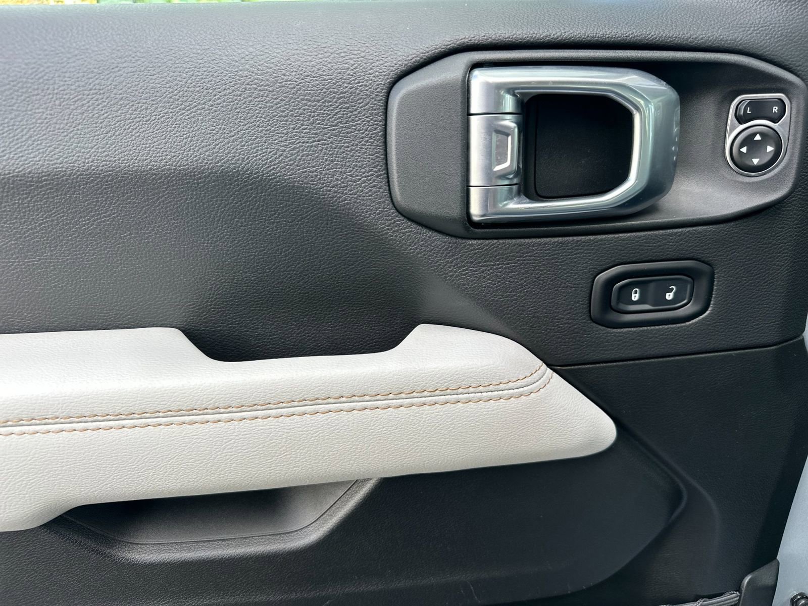 Used 2022 Jeep Wrangler Unlimited Sahara image 11