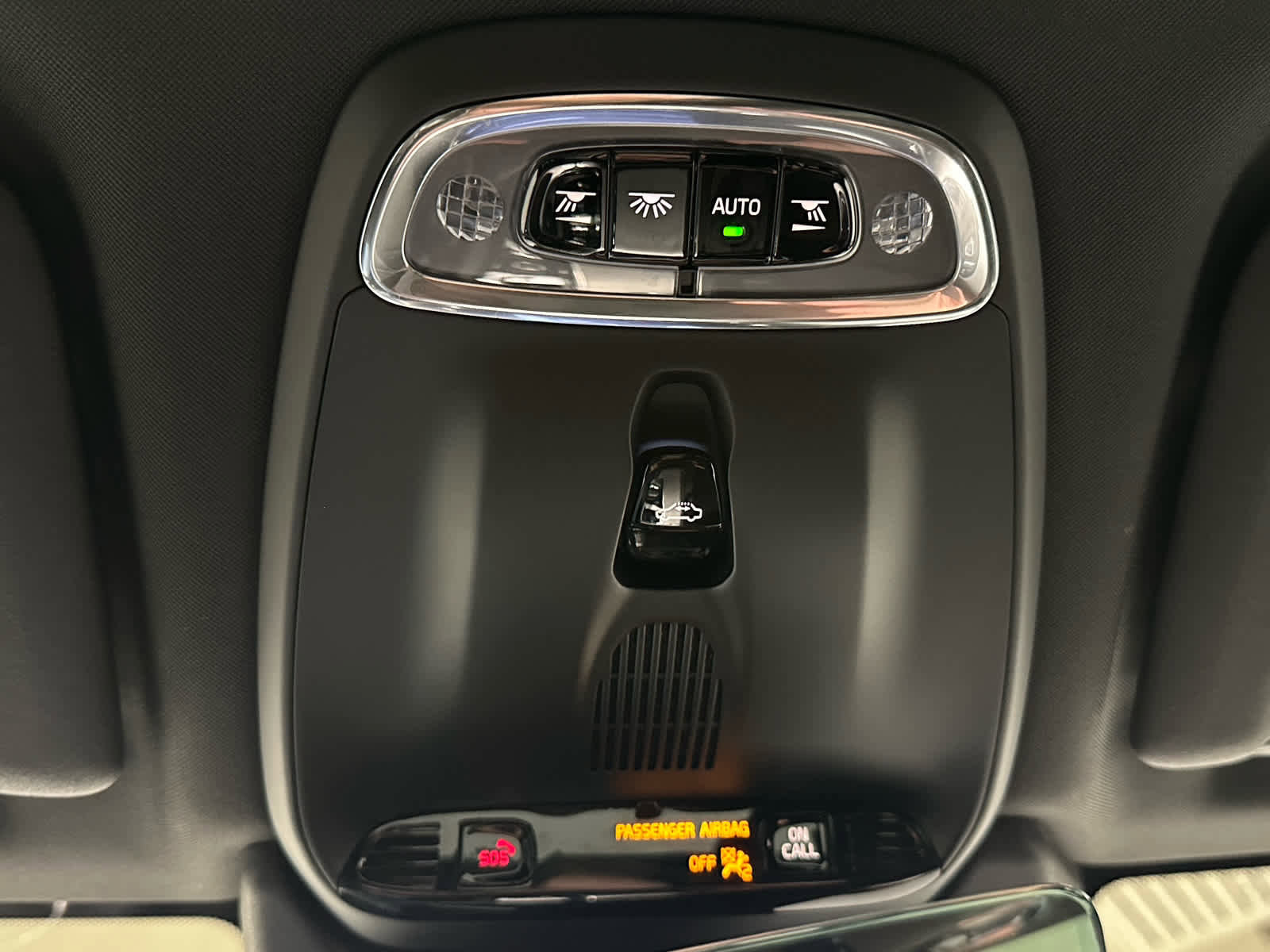 Used 2018 Volvo XC60 T8 R-Design w/ Convenience Package image 38