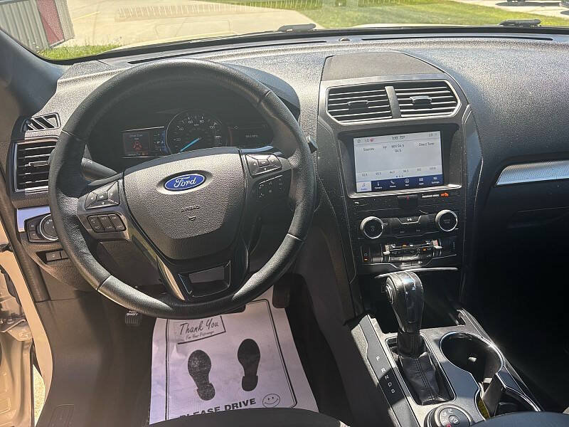 Used 2018 Ford Explorer XLT w/ Equipment Group 202A AWD/4WD image 38
