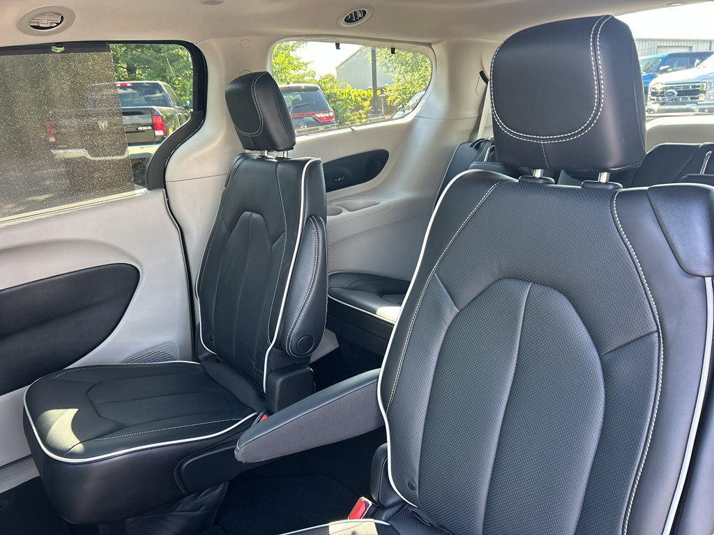 Used 2023 Chrysler Pacifica Limited w/ Uconnect Theater Family Group FWD image 17