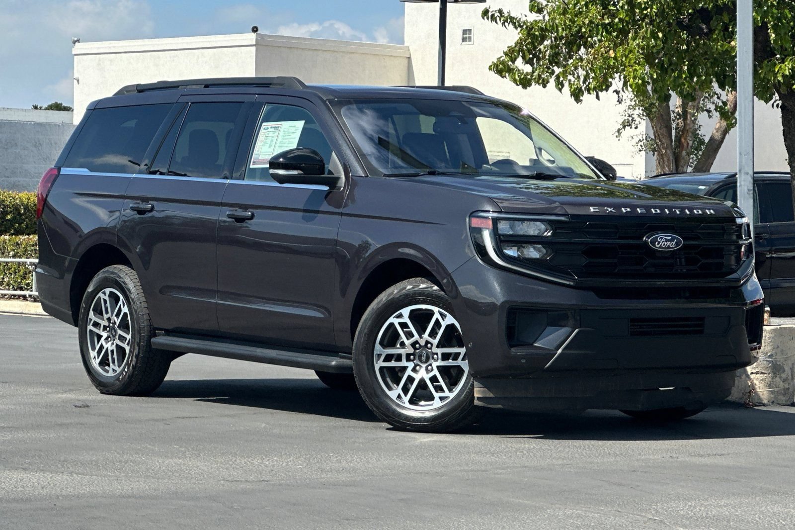 Used 2025 Ford Expedition Active AWD/4WD image 2
