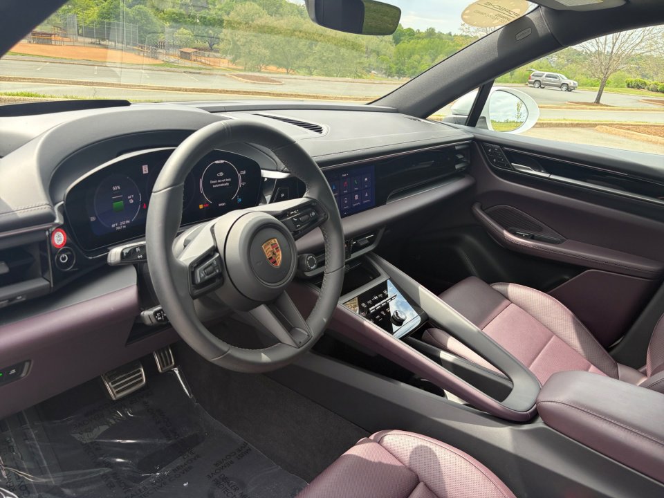 Certified 2025 Porsche Macan 4S Electric AWD/4WD image 15