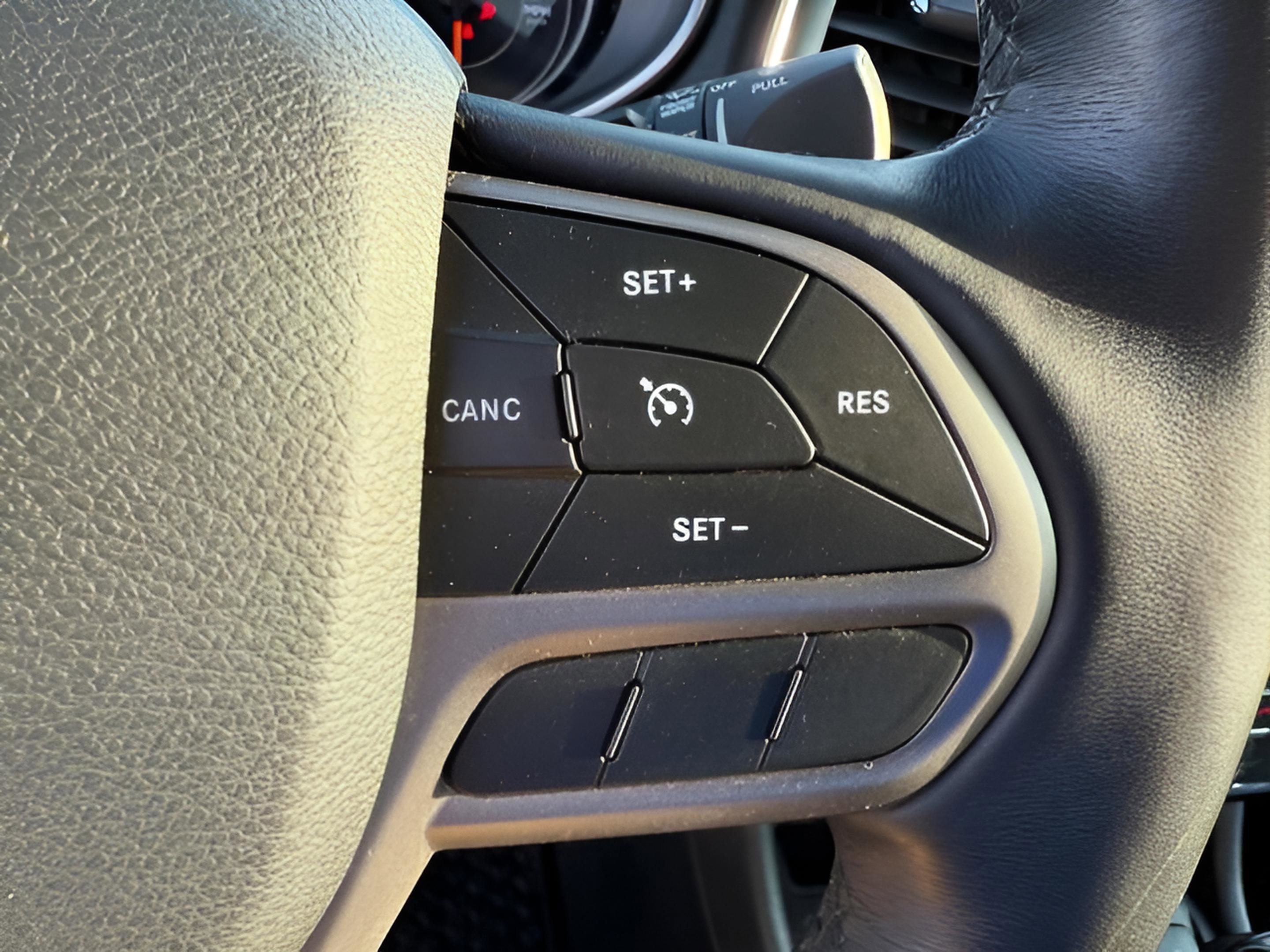 Used 2019 Jeep Cherokee Latitude Plus w/ Cold Weather Group AWD/4WD image 19
