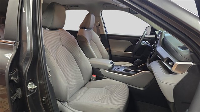 Used 2023 Toyota Highlander L image 12