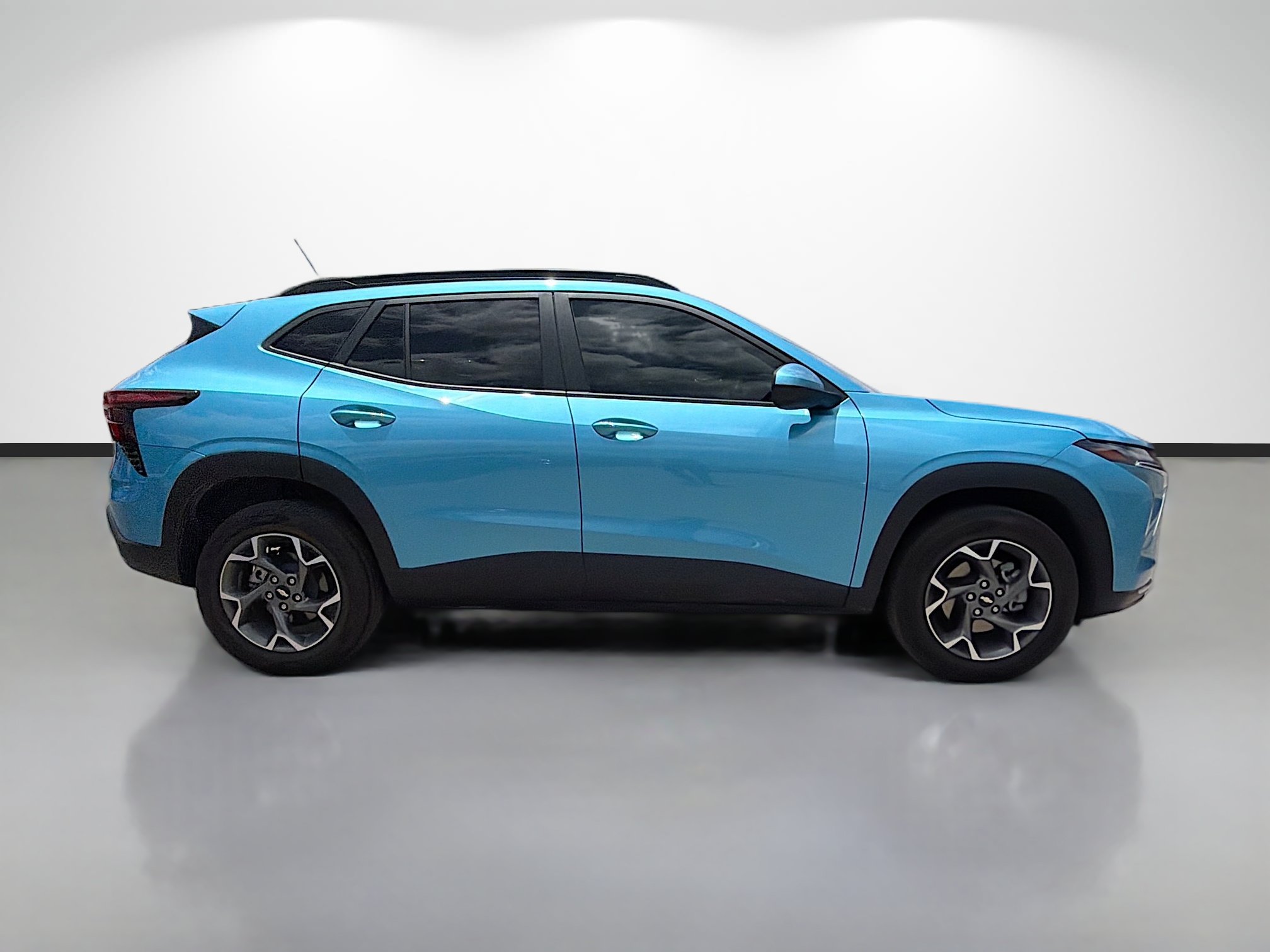 Used 2025 Chevrolet Trax LT w/ LT Convenience Package FWD image 2