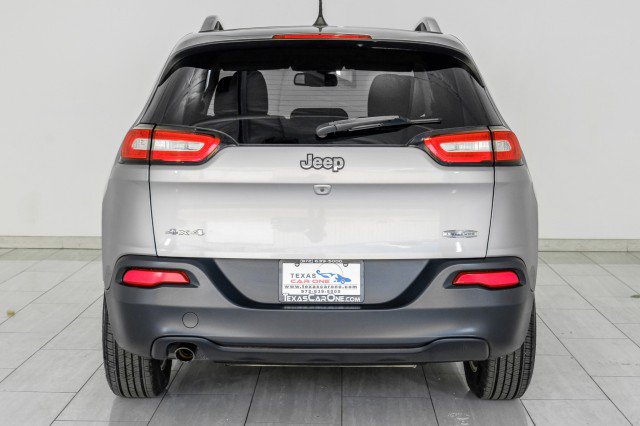 Used 2016 Jeep Cherokee Latitude w/ Cold Weather Group AWD/4WD image 7