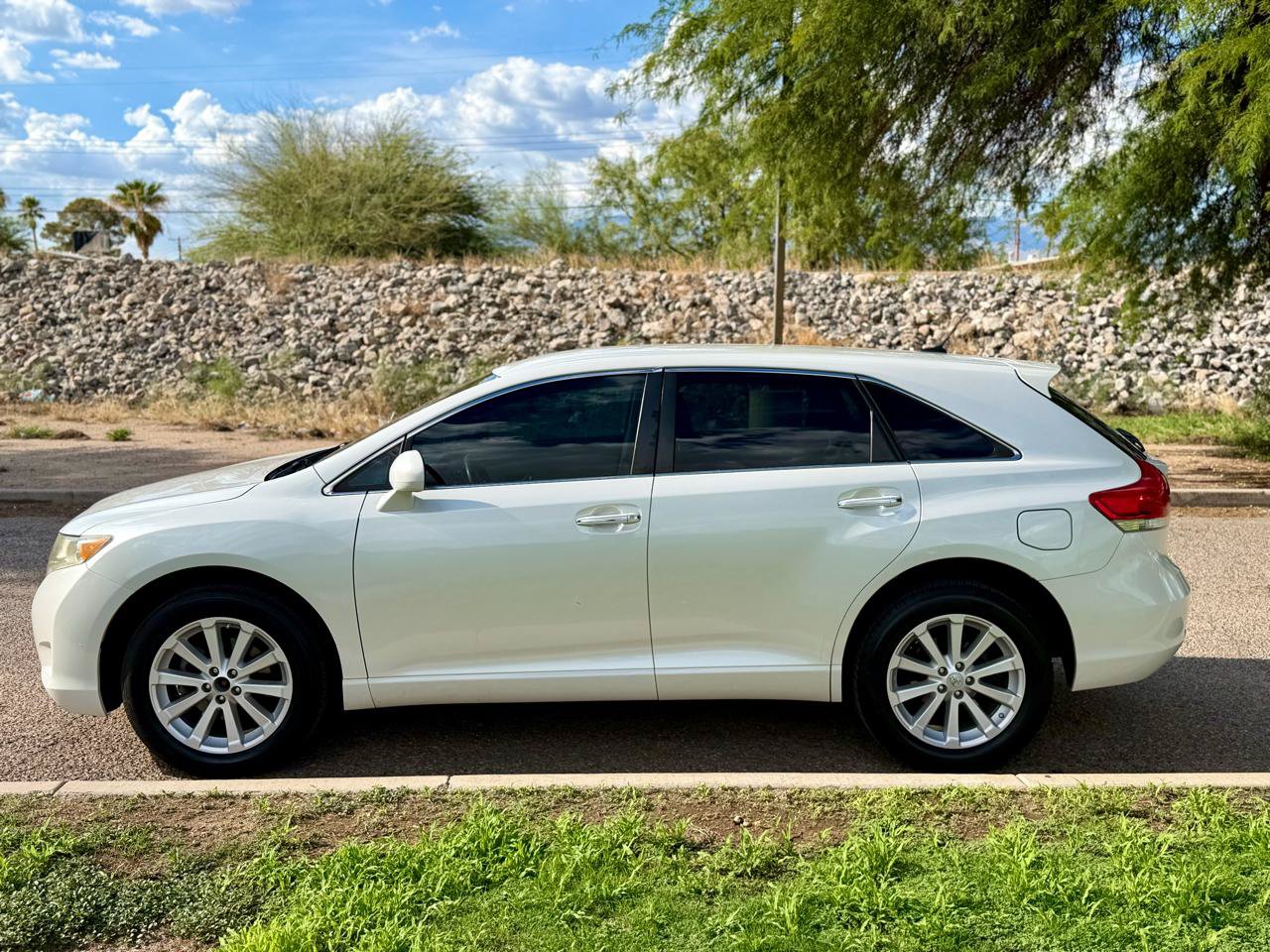 Used 2012 Toyota Venza XLE FWD image 2